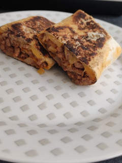 Una foto de Burrito casero de carne picada y cheddar