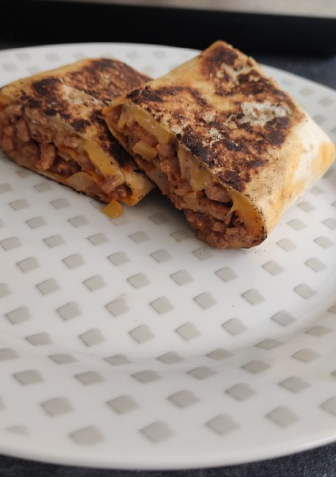 Una foto de Burrito casero de carne picada y cheddar