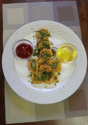 લેફ્ટ ઓવર ખીચડી ના મુઠીયા (Left Over Khichdi Muthia Recipe In Gujarati) રેસીપી મુખ્ય ફોટો