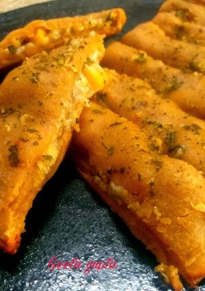 चीजी आटा गार्लिक ब्रेड(Cheese aata garlic bread recipe in Hindi) रेसिपी मुख्य फोटो