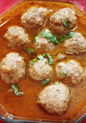 A picture of Kofta curry meatballs.