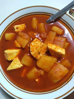 Una foto de Papas calduditas con chile rojo y queso panela