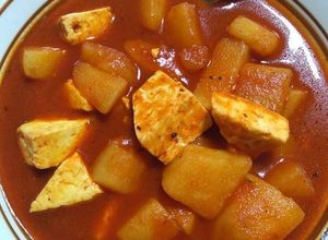 Una foto de Papas calduditas con chile rojo y queso panela