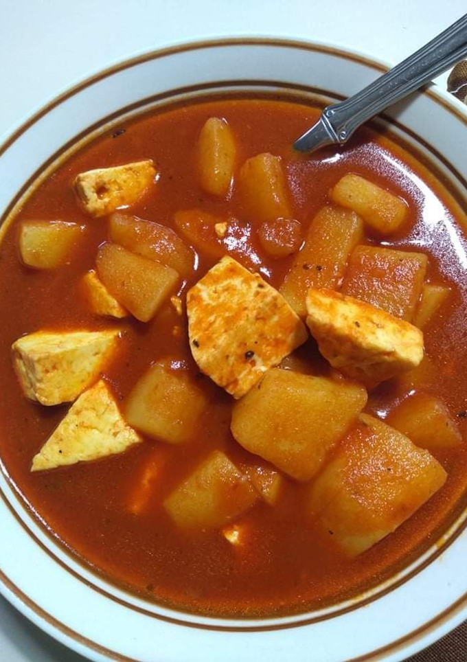 Una foto de Papas calduditas con chile rojo y queso panela