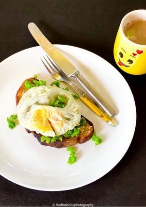 A picture of Poached egg on crushed peas.