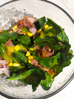 Una foto de Ensalada de espinacas con tocino