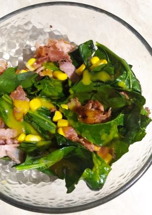 Una foto de Ensalada de espinacas con tocino