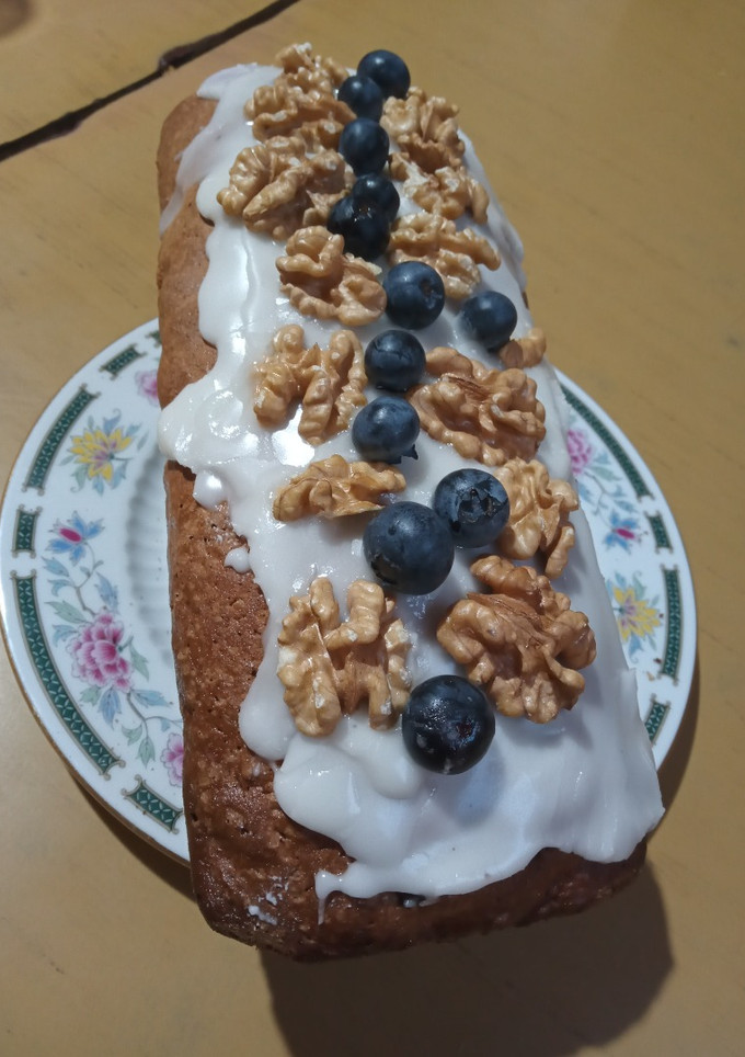 Una foto de Budín de nuez y arándanos, bañado en glasé