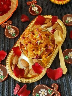 गाजर हलवा (gajar halwa recipe in marathi) रेसिपी चे मुख्य फोटो