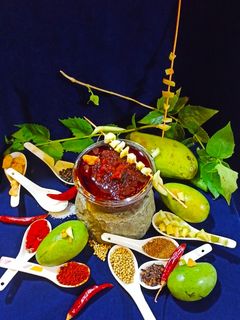 ગોળ કેરીનું અથાણું (Gol Keri Athanu Recipe In Gujarati) રેસીપી મુખ્ય ફોટો
