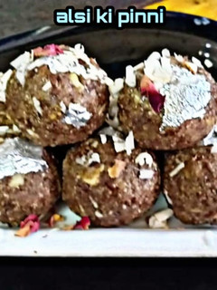 अलसी पिन्नी लड्डू (Alsi Pinni Laddu recipe in Hindi) रेसिपी मुख्य फोटो