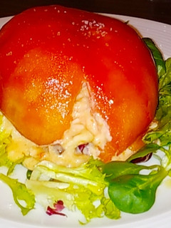Foto principal de Tomate relleno de gambas, setas, salmón y queso