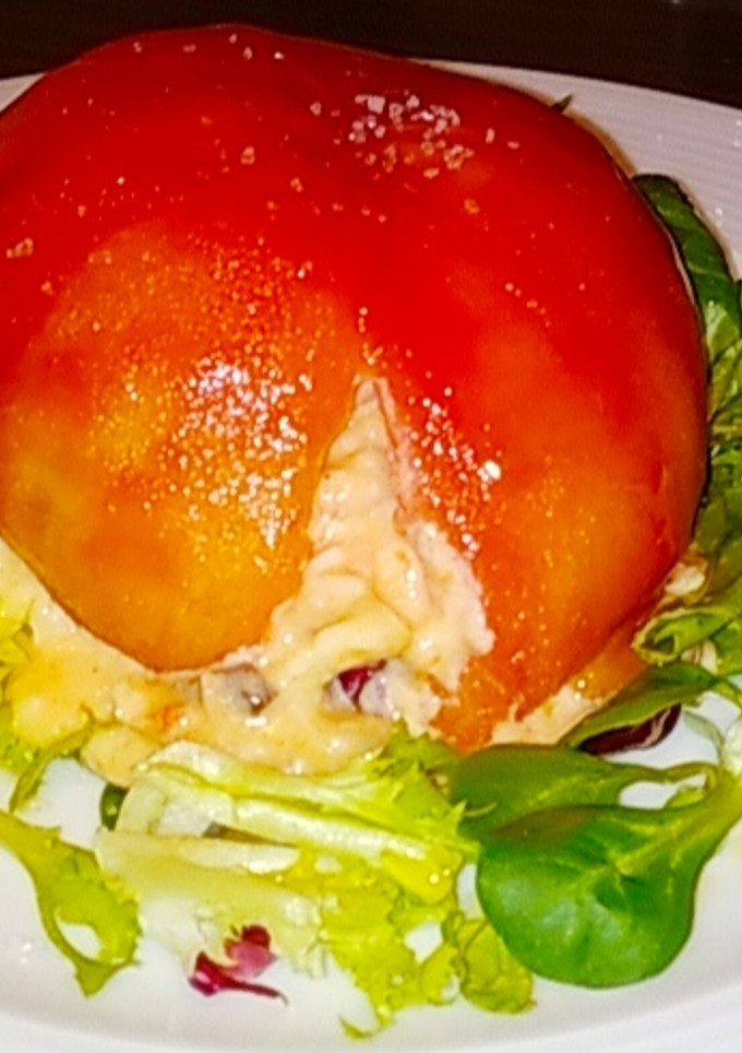 Una foto de Tomate relleno de gambas, setas, salmón y queso