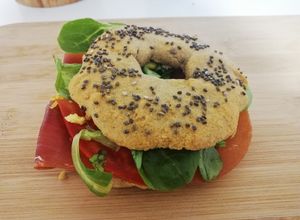 Foto principal de Bagel de jamón serrano, tomate, canónigos y huevo revuelto