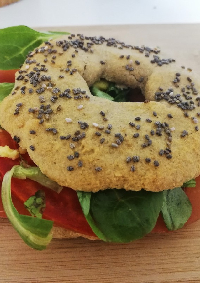 Una foto de Bagel de jamón serrano, tomate, canónigos y huevo revuelto