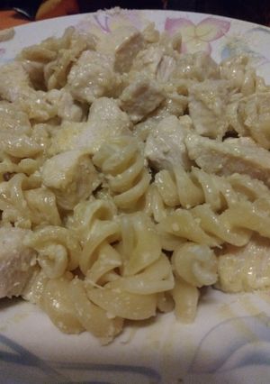 Una foto de Fideos con pollo a la mostaza