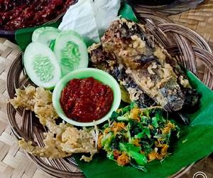 Cara Menyajikan Pecel Lele Kremes (Ala Semarang) Lezat Mantap