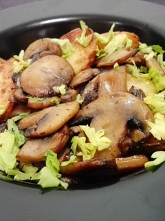 Una foto de Sartenada de patatas y champiñones picantes