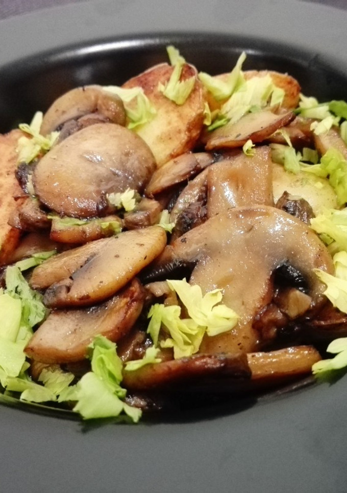 Una foto de Sartenada de patatas y champiñones picantes