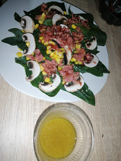 Una foto de Ensalada de espinacas con tocino 🥗
