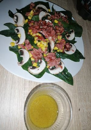 Una foto de Ensalada de espinacas con tocino 🥗