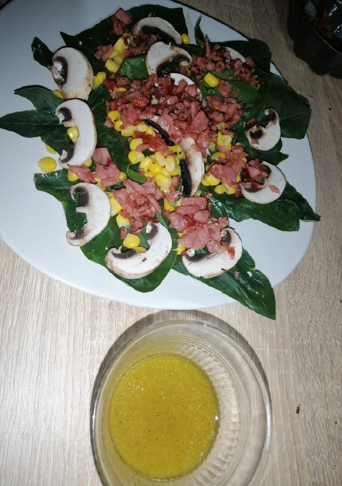 Una foto de Ensalada de espinacas con tocino 🥗