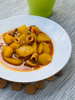 Una foto de Patatas con calamares