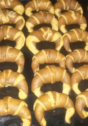 Una foto de Medialunas bicolor (sabor cacao)