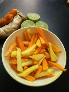 લીલી હળદરનું અથાણું (Lili Haldar Athanu Recipe In Gujarati) રેસીપી મુખ્ય ફોટો