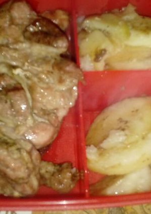 Una foto de Cerdo con papas al horno