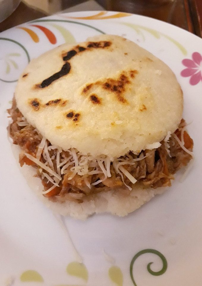 Una foto de Arepas con carne mechada (a mi manera)