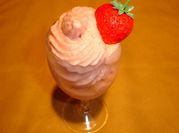 Una foto de helado de frutilla en licuadora