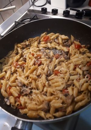 Foto di Pennette funghi e pomodorini