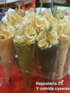 Una foto de Conos rellenos de crema de salmón