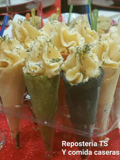 Una foto de Conos rellenos de crema de salmón