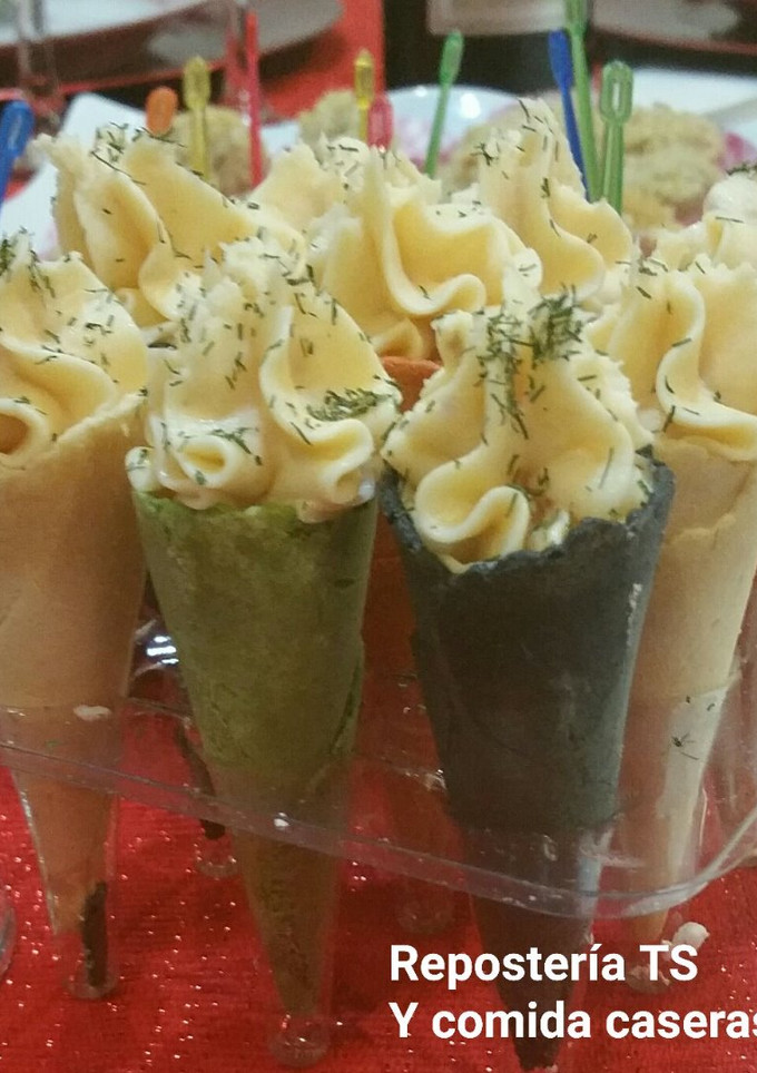 Una foto de Conos  rellenos de crema de salmón