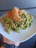 Tallarines con pesto y pollo crocante