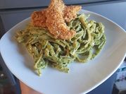 Una foto de pasta al pesto con pollo