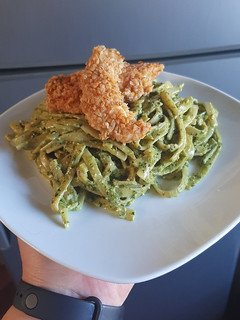 Una foto de Tallarines con pesto y pollo crocante