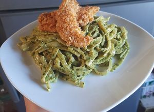 Una foto de Tallarines con pesto y pollo crocante