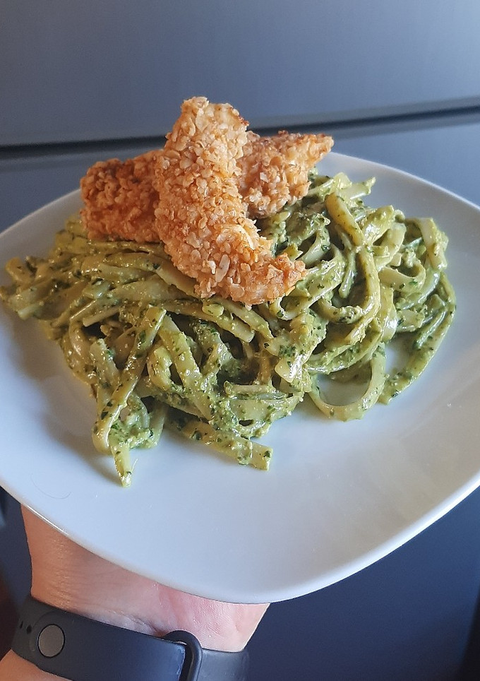 Una foto de Tallarines con pesto y pollo crocante