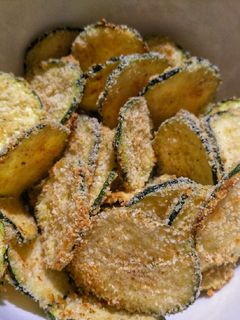 Una foto de Chips de calabacín y parmesano (en horno)