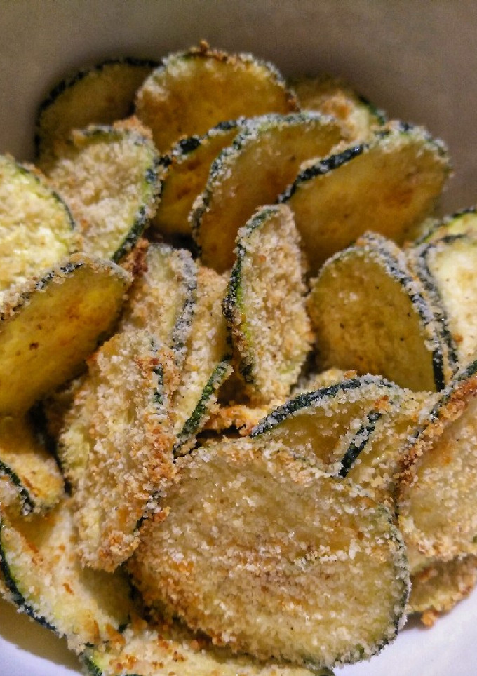 Una foto de Chips de calabacín y parmesano (en horno)