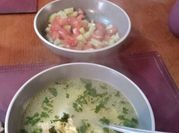 Una foto de sopa de pollo