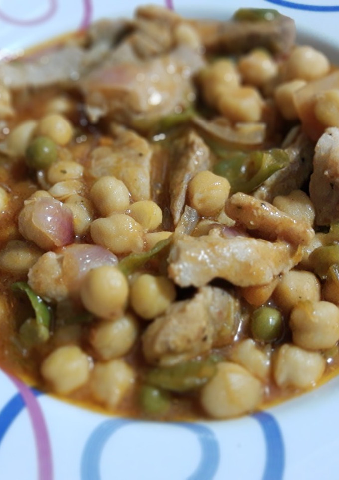 Una foto de Cocido de Garbanzos con verduras y filete de cerdo
