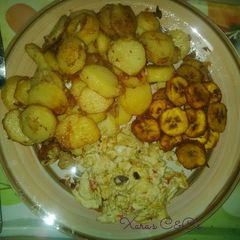 A picture of Irish potato chips with egg & plantain.