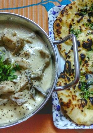 A picture of Malai Murg With Garlic Naan.