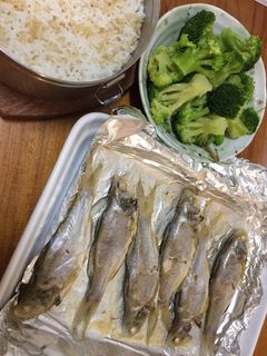 縮時料理【鹽烤午仔魚】+【清燙花椰菜】 的食譜成品照片