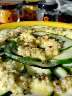 Una foto de Carpaccio de calabacín con sal marina con carbón