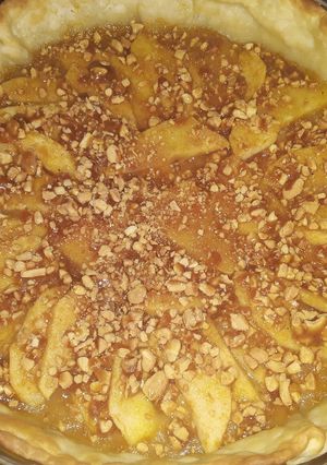 Una foto de Tarta de manzana crocante con turrón de maní y caramelo Navideño NAVIDEÑO😁